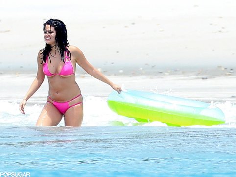 Selena-Gomez-Wearing-Pink-Bikini-Mexico-Pictures